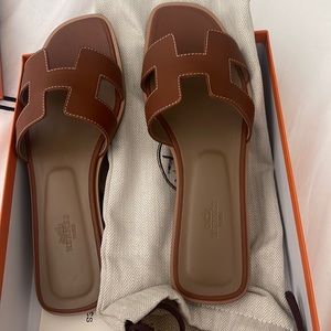 Hermes brand new Oran gold / tan size 9.5